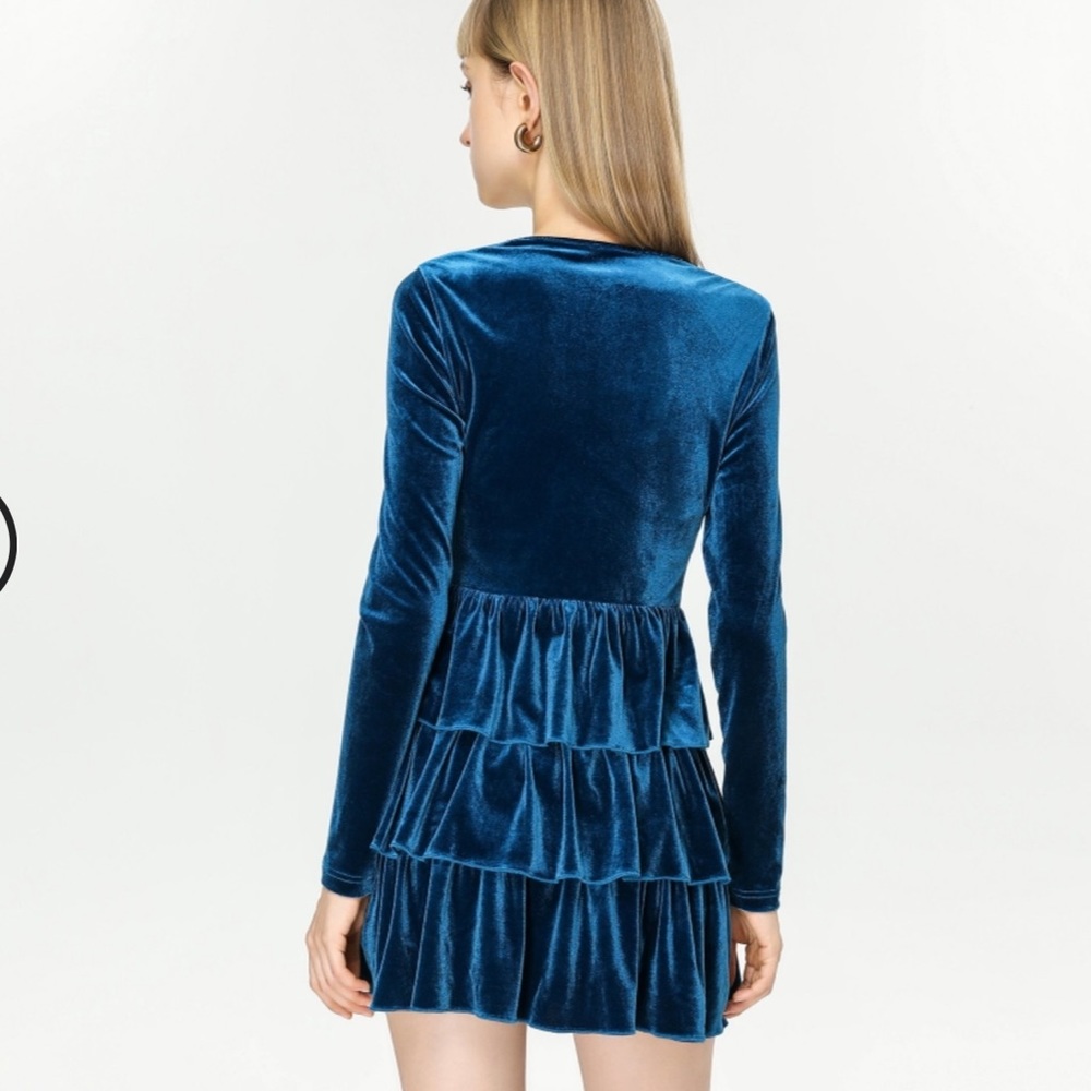 🎁🎁🎁must have Blue velvet Layers dress - Picture 2 of 5